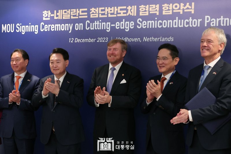 윤석열 대통령과 빌럼 알렉산더르(Willem Alexander) 네덜란드 국왕이 지난해 12월 12일(현지시간) 벨트호벤 반도체 장비기업 ASML 본사에서 열린 한-네덜란드 첨단반도체 협력 협약식에서 기념 촬영하고 있다. 왼쪽부터 최태원 SK 회장, 윤 대통령, 알렉산더르 국왕, 이재용 삼성전자 회장, 피터 베닝크(Peter Wennink) ASML 회장. (대통령실 홈페이지) /사진=뉴스1