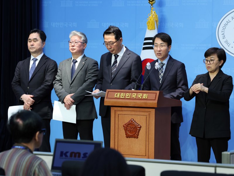 더불어민주당 내 비이재명계(비명·혁신계) 모임인 '원칙과상식'이 14일 오전 국회에서 '민주당 혁신 제안' 기자회견을 하고 있다. 왼쪽부터 김종민, 조응천, 윤영찬, 이원욱 의원. 뉴스1