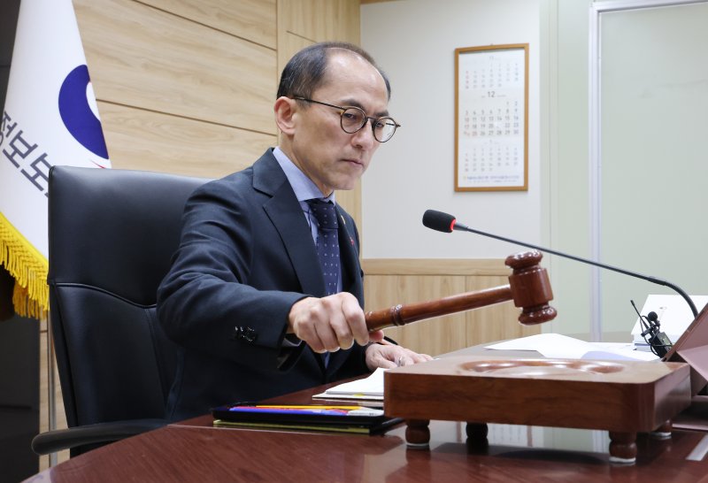 고학수 개인정보보호위원회 위원장이 13일 서울 종로구 정부서울청사에서 열린 개인정보보호위원회(개인정보위) 전체회의에서 개회를 하고 있다. /사진=뉴시스