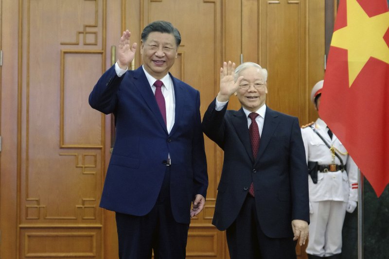 시진핑 중국 국가주석(왼쪽)이 지난 2023년 12월12일 6년여 만에 국빈 방문한 베트남 하노이에서 응우옌 푸 쫑 베트남 공산당 서기장과 회담에 앞서 취재진에 인사하는 모습. AP뉴시스
