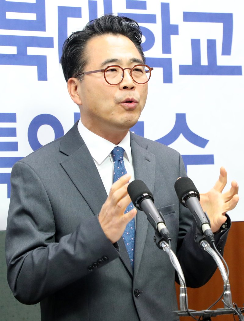 권희철 전북대학교 특임교수가 14일 전북도의회에서 출마 선언을 하고 있다. 뉴스1