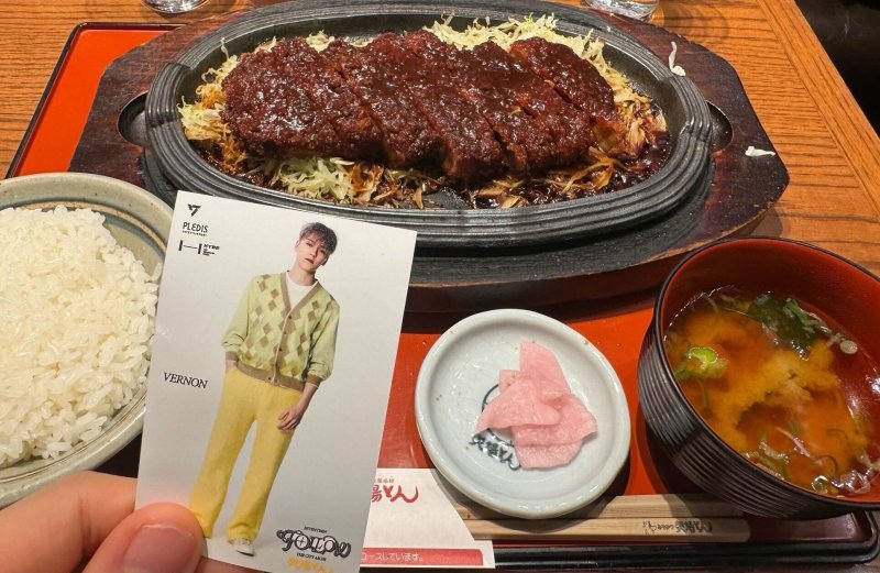 [서울=뉴시스] '세븐틴 더 시티' 돈카츠 체인 야바톤 컬래버레이션 메뉴. (사진 = 하이브 재팬 제공) 2023.12.14. photo@newsis.com *재판매 및 DB 금지