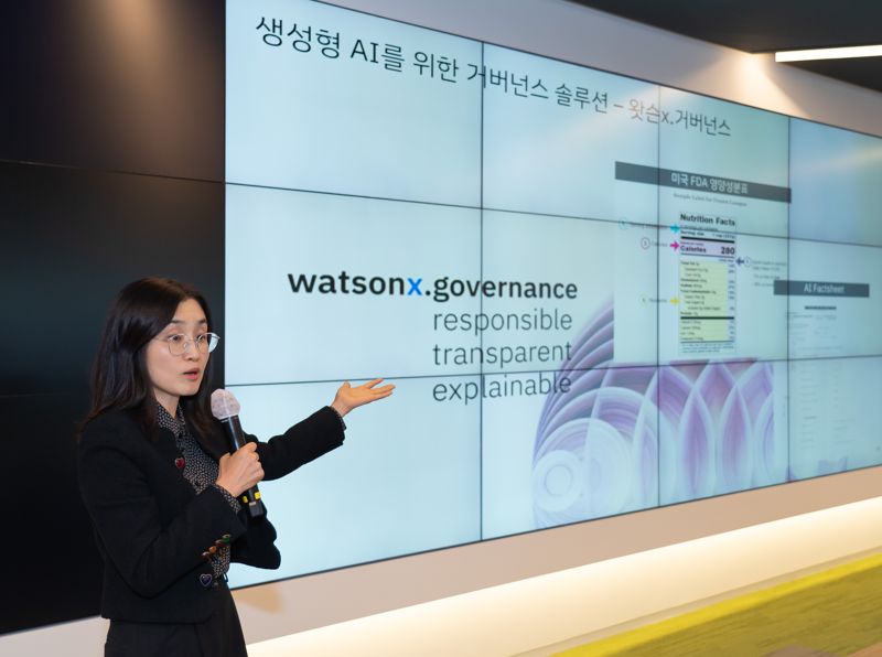 이지은 한국IBM 최고기술책임자(CTO·전무)가 14일 서울 영등포구 본사에서 열린 IBM 왓슨x. 거버넌스 출시 기자간담회에서 설명하고 있다. 한국IBM 제공