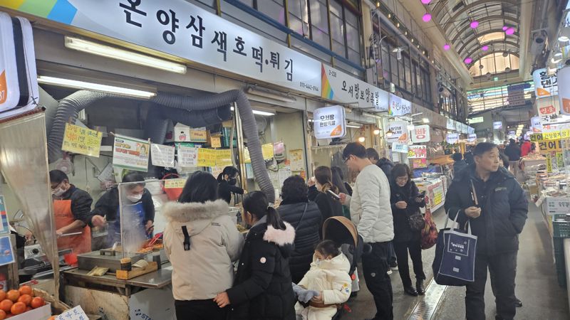 한민시장 맛집 중 한 곳인 '온양삼색호떡' 가게 앞이 손님들로 붐비고 있다. 사진=김원준 기자