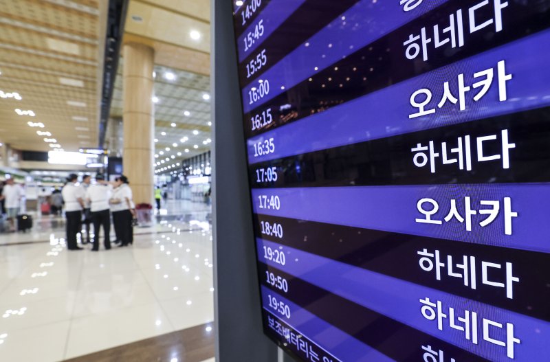 [서울=뉴시스] 정병혁 기자 = 서울 강서구 김포국제공항 국제선에 일본으로 향하는 운항정보가 나타나있다. 계속되는 '엔저'와 엔데믹으로 인해 일본 여행객이 급증했다. 2023.07.27. jhope@newsis.com /사진=뉴시스