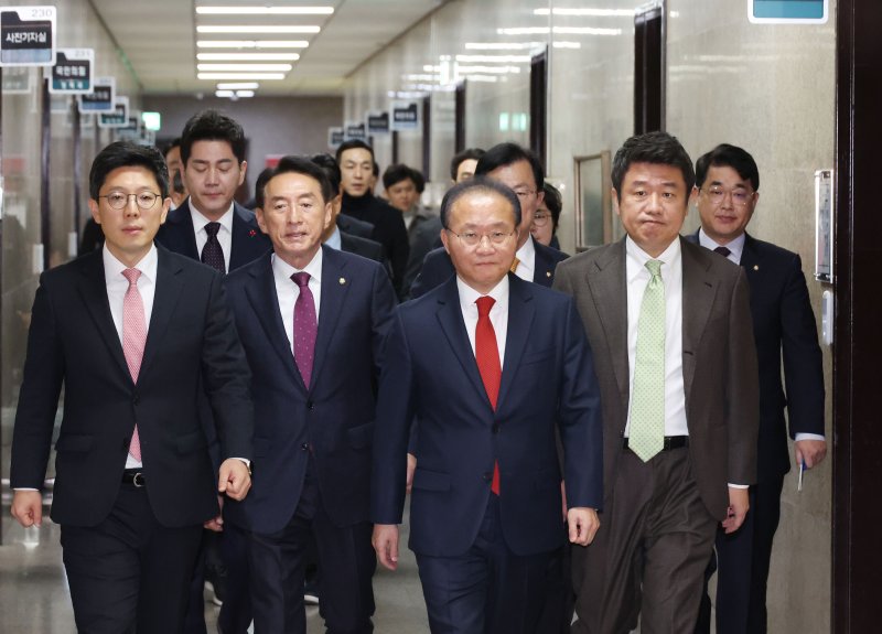 국민의힘 김기현 대표가 사퇴한 다음날인 14일 윤재옥 원내대표 겸 대표 권한대행(맨 앞줄)과 지도부가 국회에서 열리는 최고위원회의에 입장하고 있다. 연합뉴스