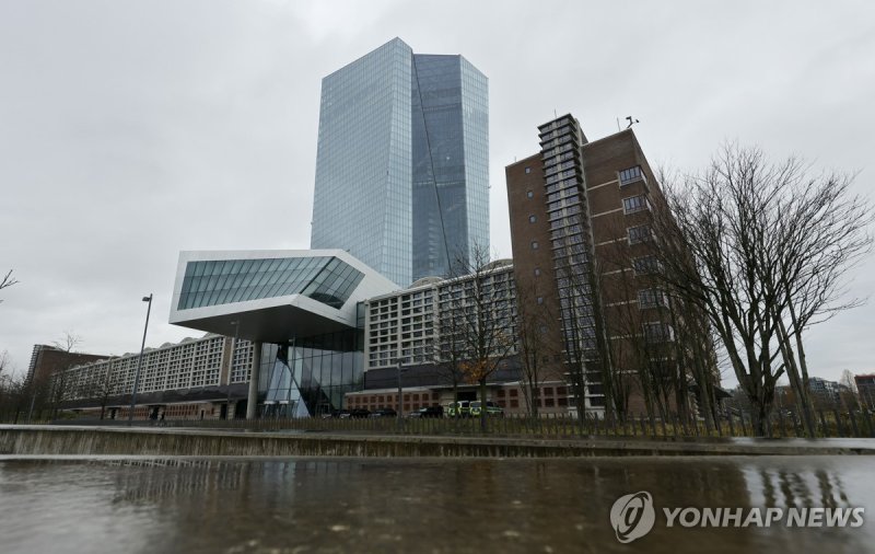 유럽중앙은행 epa11028553 A exterior view of the European Central Bank (ECB) before a press conference following the meeting of the ECB Governing Council in Frankfurt am Main, Germany, 14 December 2023. EPA/RONALD WITTEK