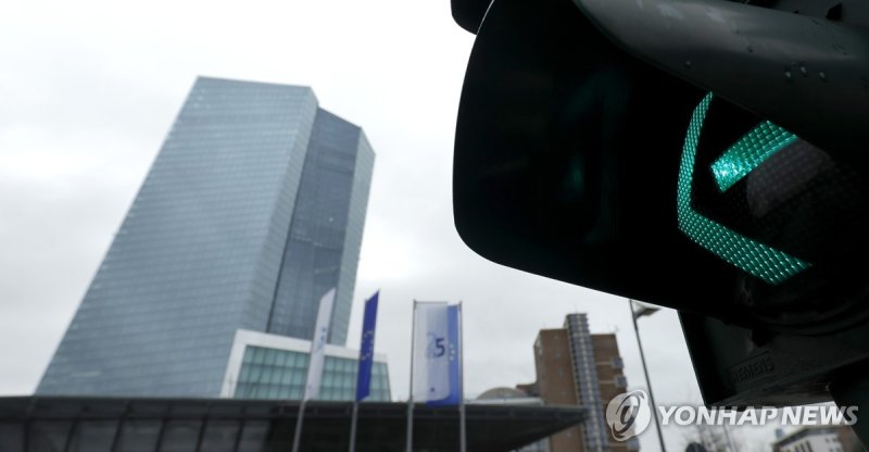 ECB, 기준금리 2회째 동결…라가르드 "금리인하 논의안해"(종합) epa11028548 A exterior view of the European Central Bank (ECB) before a press conference following the meeting of the ECB Governing Council in Frankfurt am Main, Germany, 14 December 2023. EPA/RONALD WITTEK