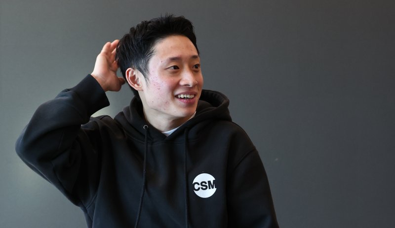 [서울=뉴시스] 최진석 기자 = 크리에이터 일오팔이 지난달 30일 서울 용산구 센트럴타워 샌드박스에서 뉴시스와 인터뷰하며 포즈를 취하고 있다. 2023.12.15. myjs@newsis.com