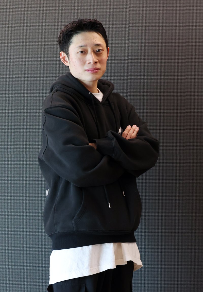 [서울=뉴시스] 최진석 기자 = 크리에이터 일오팔이 지난달 30일 서울 용산구 센트럴타워 샌드박스에서 뉴시스와 인터뷰하며 포즈를 취하고 있다. 2023.12.15. myjs@newsis.com