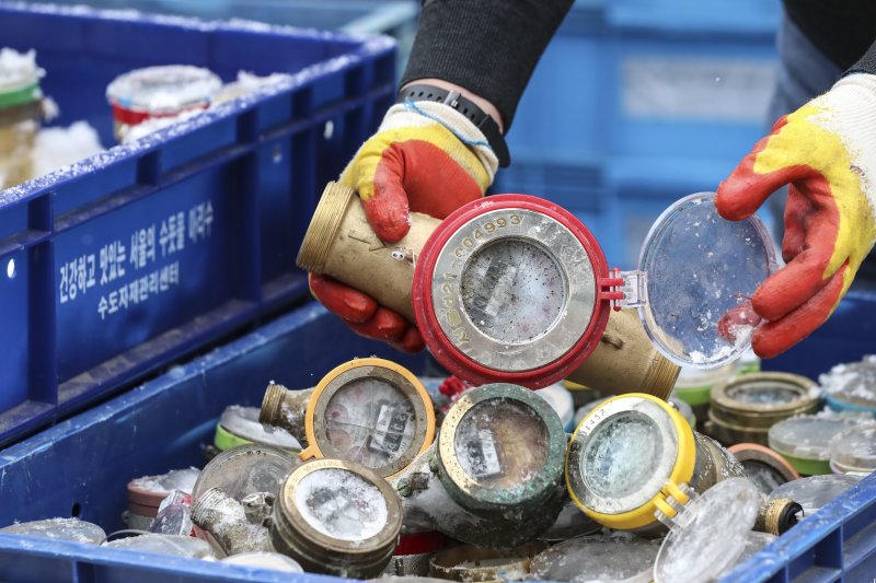 서울 종로구 서울시설공단 중부수도관리소에 동파된 계량기가 보관돼있는 모습.뉴시스