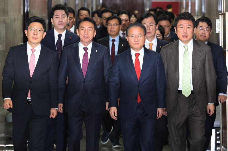 윤재옥 국민의힘 당 대표 권한대행이 14일 서울 여의도 국회에서 열린 최고위원회의에 참석하고 있다. 2023.12.14/뉴스1 ⓒ News1 송원영 기자 /사진=뉴스1