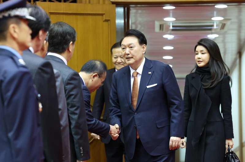 네덜란드 국빈 방문 일정을 마치고 귀국한 윤석열 대통령이 15일 성남 서울공항 2층 실내행사장에서 마중나온 국민의힘 윤재옥 원내대표와 인사하고 있다. 연합뉴스