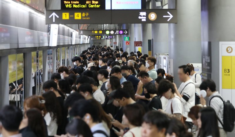 서울 강서구 김포공항역 9호선 승강장이 시민들로 붐비고 있다. 뉴스1