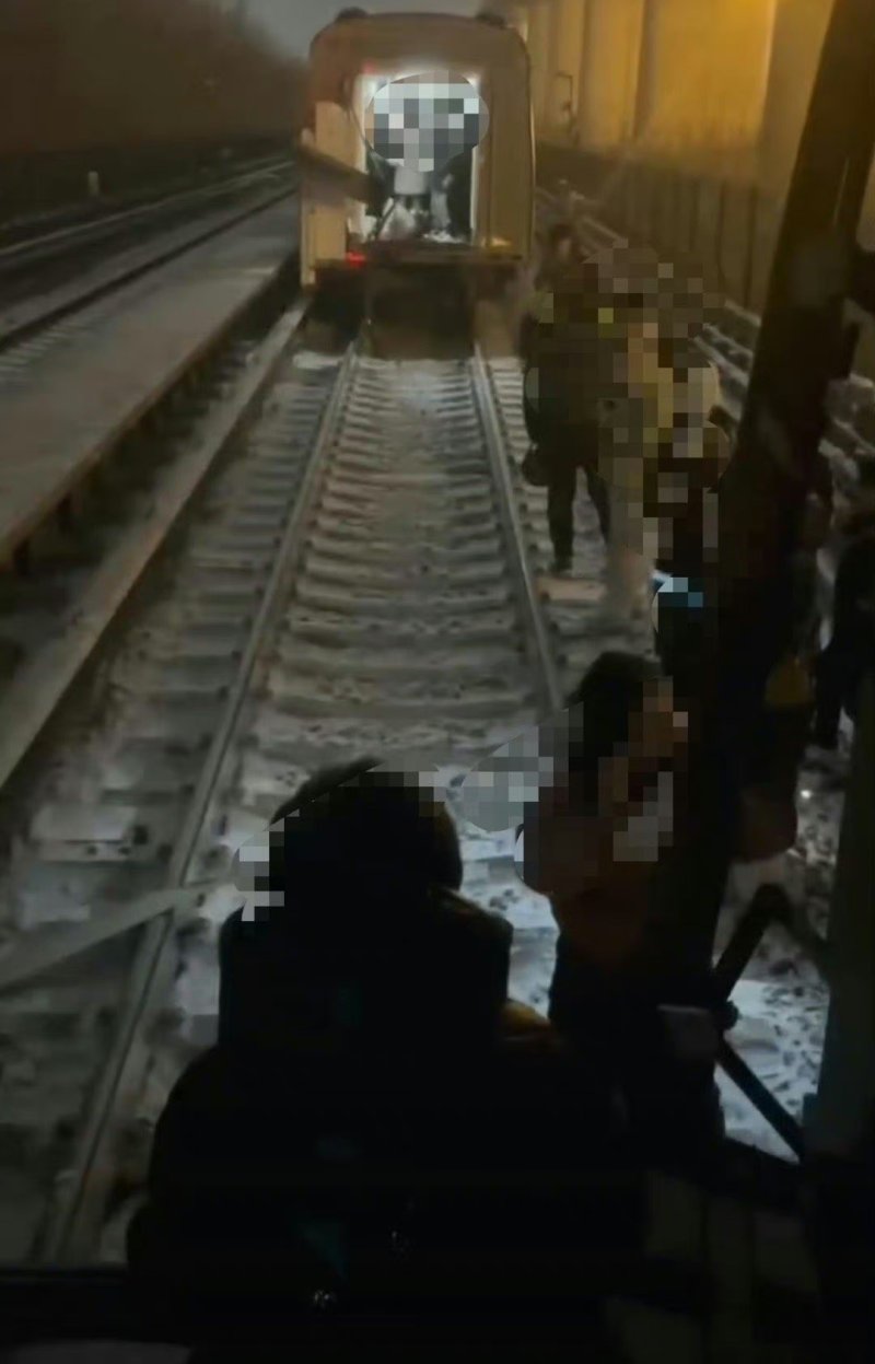 中베이징서 달리던 지하철 갑자기 열차 분리, 승객들은... 참혹