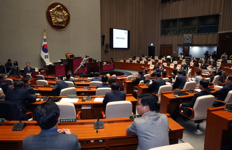 국힘 긴급의총서 한동훈 비대위원장 놓고 갑론을박