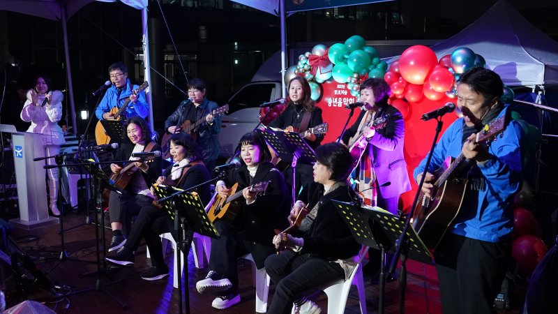 광주시교육청이 14일 시교육청 본관 중앙화단에서 직장동호회 성과발표회를 겸한 송년음악회를 갖고 직원들이 직접 공연을 펼치고 있다.(광주시교육청 제공)2023.12.15./뉴스1