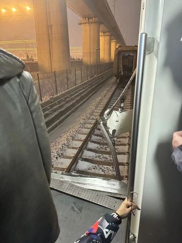 14일 분리 사고가 난 베이징시 지하철. /사진= X(엑스·옛 트위터)캡처,디지털타임스