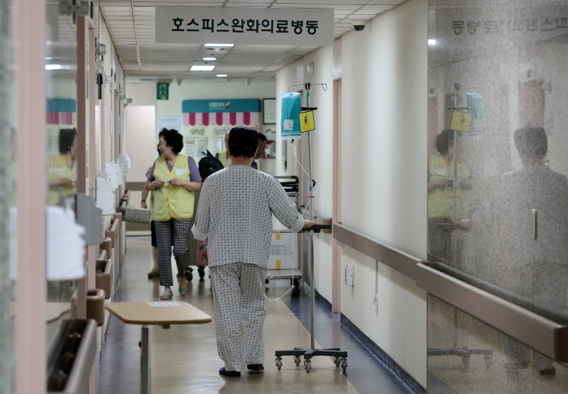 한 병원의 호스피스 완화의료병동에서 환자들이 복도를 오가고 있다. (사진은 기사 내용과 직접적인 관련이 없습니다.) /뉴스1 ⓒ News1 민경석 기자