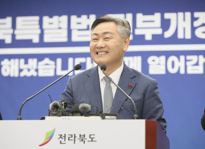 김관영 전북도지사가 지난 12일 도청에서 기자회견을 열고 전북특자도법 전부개정안 통과를 발표하며 웃고 있다. 전북도 제공