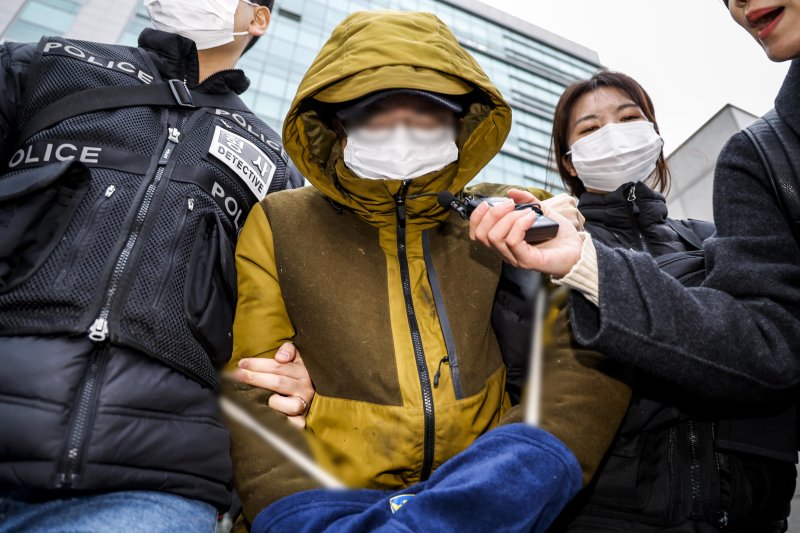 [서울=뉴시스] 정병혁 기자 = 아내를 둔기로 살해한 혐의를 받는 대형 로펌 출신 미국 변호사 A씨가 12일 서울 성북구 성북경찰서에서 서울중앙지방검찰청으로 송치되고 있다. 2023.12.12. jhope@newsis.com