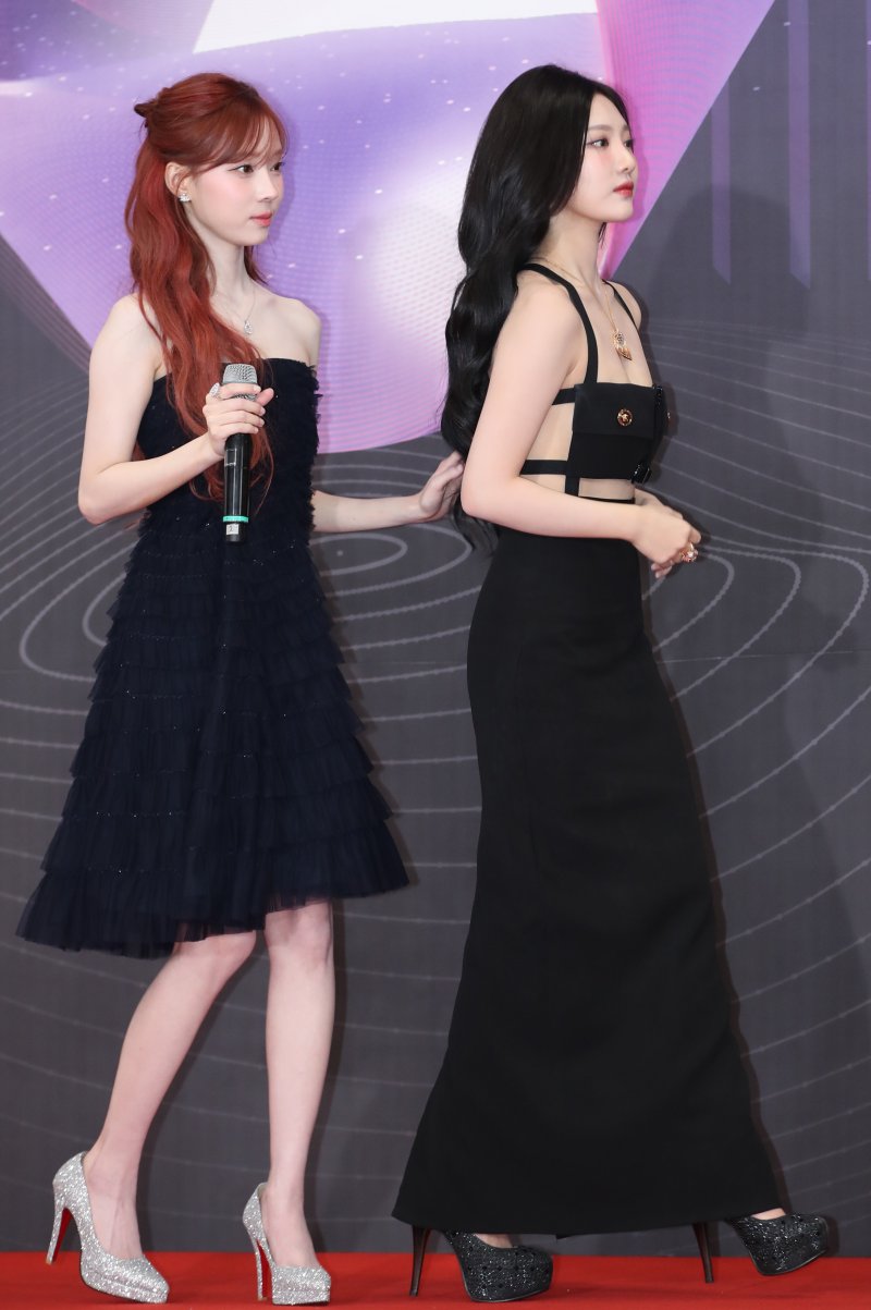 에스파 윈터와 닝닝(오른쪽)이 15일 오후 서울 영등포구 KBS 신관에서 진행된 ‘2023 뮤직뱅크 글로벌 페스티벌’ 레드카펫 행사에 참석하고 있다. ⓒ News1 권현진 기자