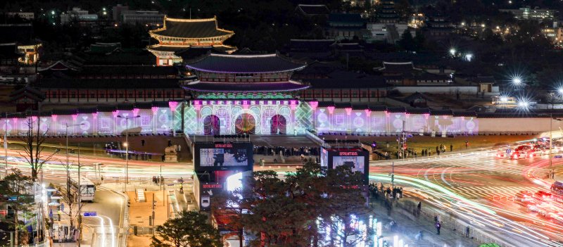 15일 오후 서울 광화문 일대에서 열린 '서울라이트 광화문' 행사에서 광화문 외벽에 미디어 파사드 작품이 투영되고 있다. 이번 행사는 이날 개막해 내년 1월 21일까지 38일간 진행된다. 2023.12.15/뉴스1 ⓒ News1 김진환 기자