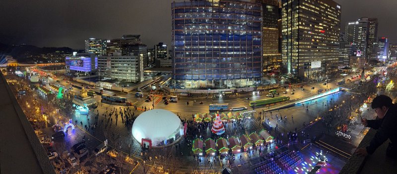 15일 오후 서울 세종대로 광화문광장에서 ‘2023 서울빛초롱축제’가 열리고 있다. 이번 행사는 이날 개막해 내년 1월 21일까지 38일간 진행된다. 2023.12.15/뉴스1 ⓒ News1 김진환 기자