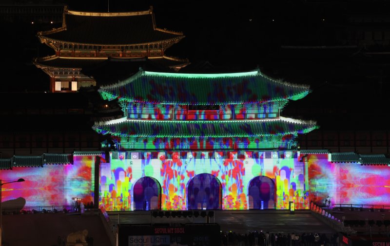 15일 오후 서울 광화문 일대에서 열린 '서울라이트 광화문' 행사에서 광화문 외벽에 미디어 파사드 작품이 투영되고 있다. 이번 행사는 이날 개막해 내년 1월 21일까지 38일간 진행된다. 2023.12.15/뉴스1 ⓒ News1 김진환 기자