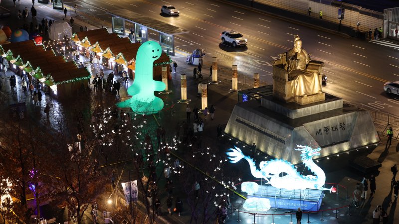 15일 오후 서울 세종대로 광화문광장에서 열린 ‘2023 서울빛초롱축제’에서 광화문 광장 마켓과 조형물들이 불을 밝히고 있다. 이번 행사는 이날 개막해 내년 1월 21일까지 38일간 진행된다. 2023.12.15/뉴스1 ⓒ News1 김진환 기자