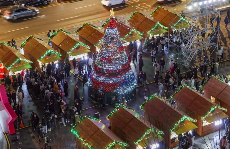 15일 오후 서울 세종대로 광화문광장에서 열린 ‘2023 서울빛초롱축제’에서 대형 미디어트리가 설치되어 있다. 이번 행사는 이날 개막해 내년 1월 21일까지 38일간 진행된다. 2023.12.15/뉴스1 ⓒ News1 김진환 기자