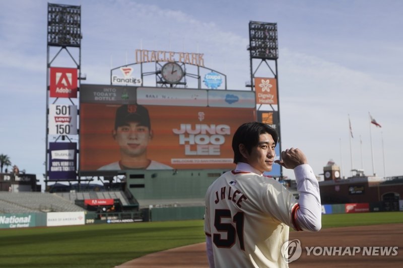 계약 기간 동안 56만5천 달러를 기부하겠다는 계획도 밝혔다. 이정후는 포스팅으로 미국프로야구 메이저리그에 진출한 한국 선수 최고액 기록을 경신했다. (AP Photo/Jeff Chiu)