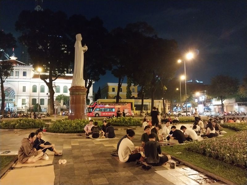 호치민 시청 인근 광장에서 사람들이 휴식을 취하고 있다.
