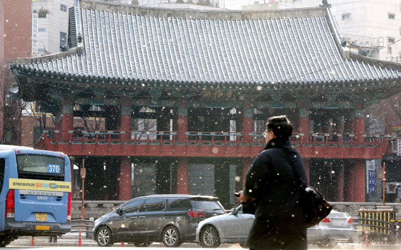 밤사이 기온이 떨어지며 영하권 날씨를 보인 16일 오전 서울 종로구 종로에 눈이 내리고 있다. 기상청은 기온이 점차 떨어져 17일부터 영하 10도 이하의 강추위가 이어질 것이라고 예보했다. /사진=뉴스1