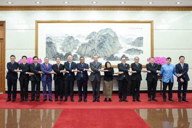 중국의 왕이 외교부장(장관·왼쪽 8번째)이 지난해 12월 16일 중국 베이징에서 동남아시아 국가연합(ASEAN·아세안) 대사들과 함께 사진을 찍고 있다.신화연합뉴스