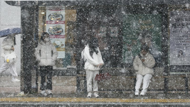 16일 광주와 전남 곳곳에 매우 많은 눈이 내리고 있는 가운데 광주 광산구 수완사거리에서 시민들이 버스를 기다리고 았다. 2023.12.16/뉴스1 ⓒ News1 김태성 기자