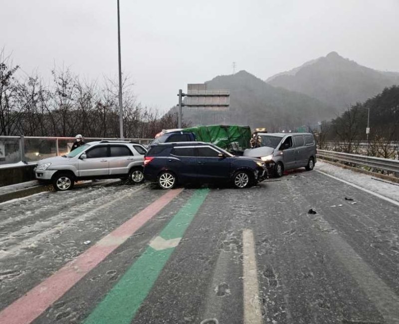 지난 15일 오전 7시47분쯤 강원 인제군 인제읍 상남면 하남리 서울양양고속도로 내린천휴게소 진입 150m 전 부근에서 차량 5중 추돌사고가 발생했다. 이 사고로 7명이 다쳐 인근 병원으로 이송됐다.(강원도소방본부 제공)/뉴스1