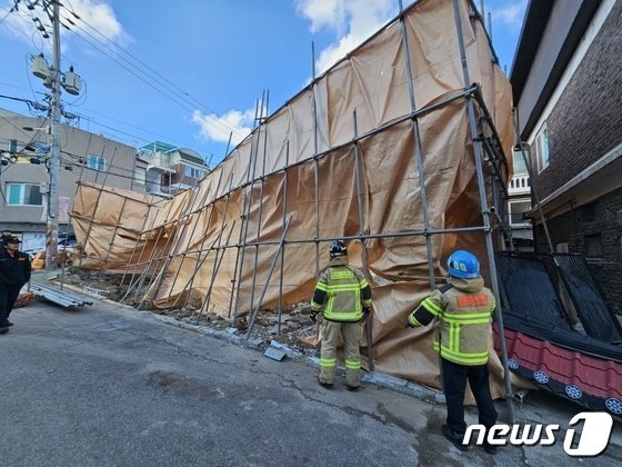 16일 오후 2시57분쯤 인천 계양구 계산동에서 강한 바람으로 한 공사현장의 안전펜스가 흔들려 무너질 것 같다는 신고가 접수돼 현장에 출동한 소방대원들이 안전조치를 하고 있다.(인천소방본부제공) /뉴스1