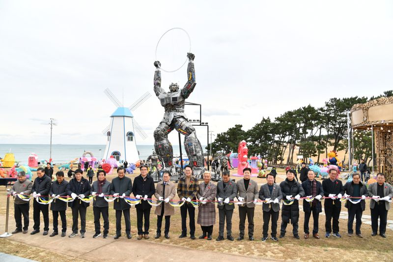 간절곶 상상공간 개막식이 지난 16일 울산 울주군 간절곶에서 열렸다. 이순걸 울주군수와 초청 내빈이 개막식을 진행하고 있다. 울주군 제공