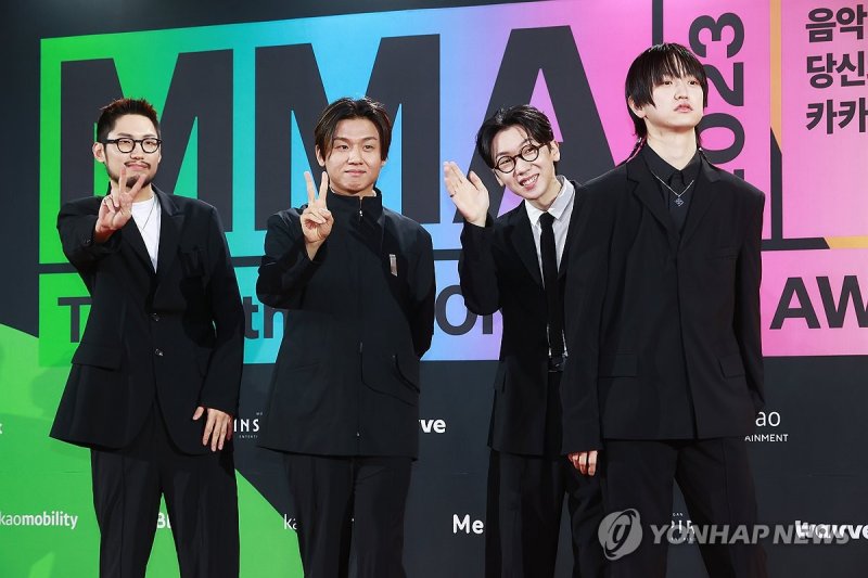 멜론뮤직어워드 참석한 실리카겔 멜론뮤직어워드 참석한 실리카겔 (영종도=연합뉴스) 진연수 기자 = 밴드 실리카겔이 2일 오후 인천 영종도 인스파이어 아레나에서 열린 대중음악 시상식 'MMA 2023'(멜론뮤직어워드) 레드카펫 행사에서 포즈를 취하고 있다. 2023.12.2 jin90@yna.co.kr (끝)