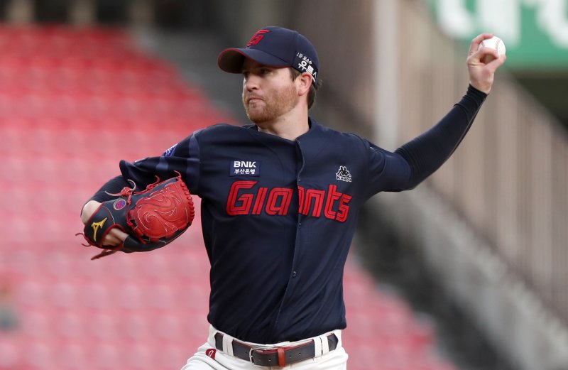 [서울=뉴시스] 김선웅 기자 = 24일 서울 송파구 잠실야구장에서 열린 2023 프로야구 롯데 자이언츠와 LG 트윈스의 경기, 1회말 롯데 선발투수 반즈가 역투하고 있다. 2023.08.24. mangusta@newsis.com