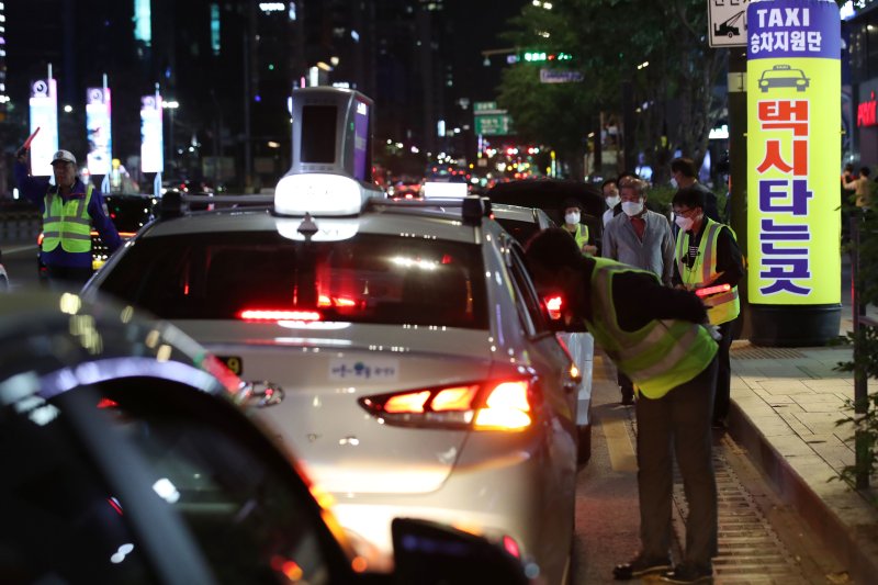 서울시와 서울개인택시조합이 심야 승차난 해소를 위해 승차지원단을 운영하며 시민들의 택시 탑승을 돕고 있다.2022.5.12/뉴스1 ⓒ News1 이광호 기자
