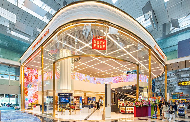 롯데면세점이 코로나19 여파로 2020년 6월부터 부분 운영 중이던 싱가포르 창이공항점 매장 19개를 전면 오픈했다. 사진은 롯데면세점 창이공항점의 듀플렉스 매장. /사진=롯데면세점