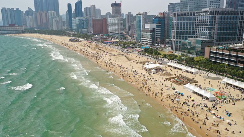 해운대구 해운대해수욕장과 송정해수욕장 백사장에서 낚시를 금지하는 조례 조항을 신설해 이달부터 적용에 들어갔다. 해운대해수욕장 전경. 해운대구 제공