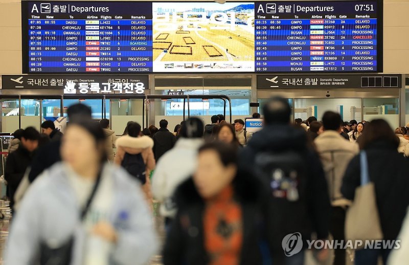 전국에 한파가 몰아친 17일 오전 제주국제공항 국내선 출발층이 이용객들로 붐비고 있다. 연합뉴스