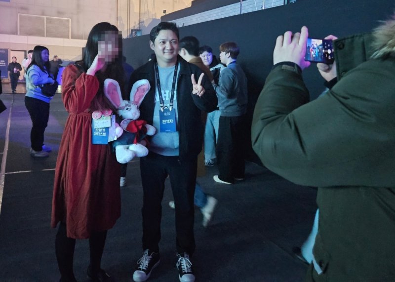 안두현 작곡가가 17일 로스트아크 팬 페스타·윈터 쇼케이스에서 유저(모험가)와 기념사진을 촬영하는 모습 2023.12.17/뉴스1 ⓒ News1 박소은 기자