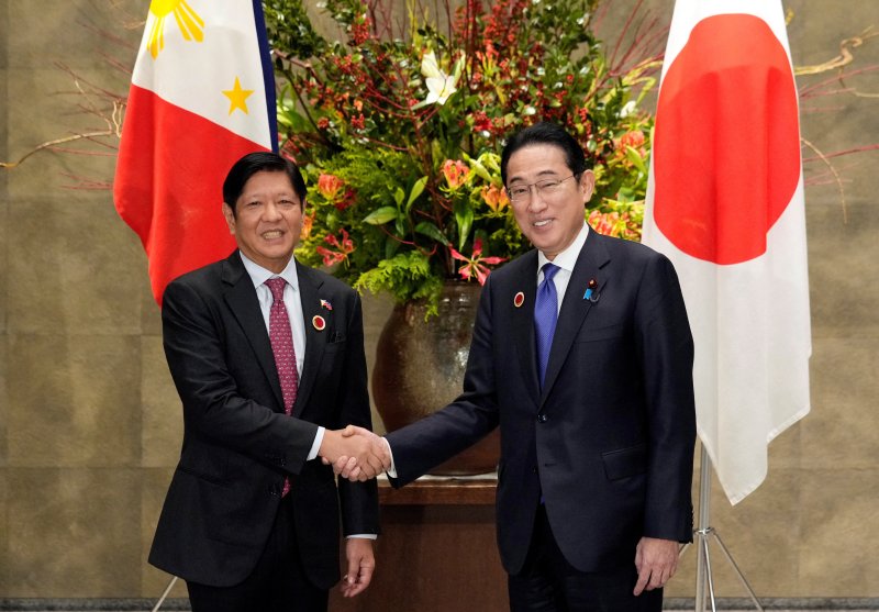 지난해 12월 17일 일본 도쿄에서 기시다 후미오 일본 총리(오른쪽)와 페르디난드 마르코스 주니어 필리핀 대통령이 악수하고 있다.로이터뉴스1