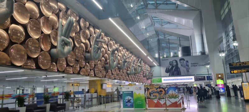 인도의 관문이라 할 수 있는 뉴델리 인디라간디국제공항 입국장에 삼성전자 모델들이 최신폰 '갤럭시Z 플립5·폴드5'를 홍보하는 대형 전광판이 눈길을 끈다. 사진=김홍재 기자