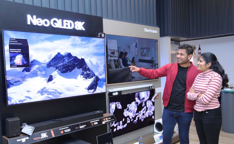 인도 뉴델리 중심가 '코노트 플레이스'에 위치한 삼성 익스피리언스 스토어에서 현지 소비자들이 Neo QLED TV를 살펴보고 있다. 삼성전자 제공