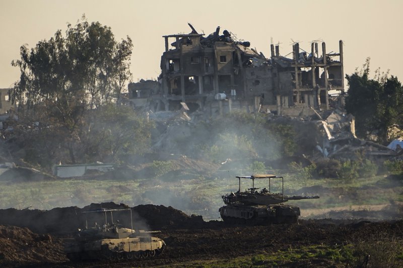 15일(현지시간) 팔레스타인 가자지구 북부에서 이스라엘군 전차들이 이동하고 있다.AP연합뉴스